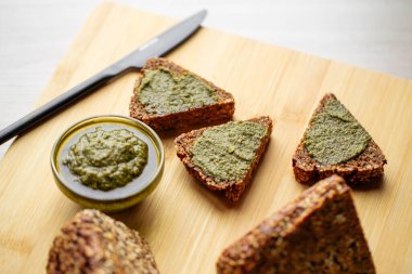 Pesto soslu dilimlenmiş tahıllı ekmek.