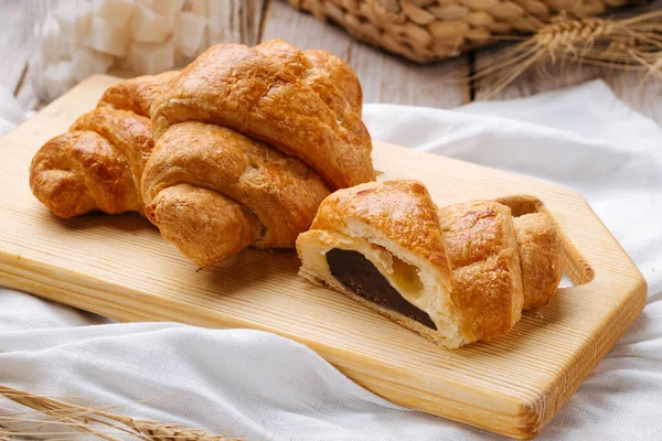 Detailní záběr na francouzský croissant s čokoládovou náplní — Stock fotografie