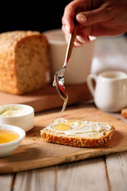 Bal ve ekmek dilimleri üzerine yan görüş