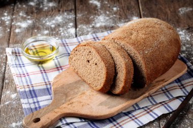 Dilimlenmiş gri ekmek ve yağ üzerine yakın çekim