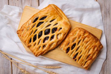 Taze böğürtlenli turtaların en üst görüntüsü