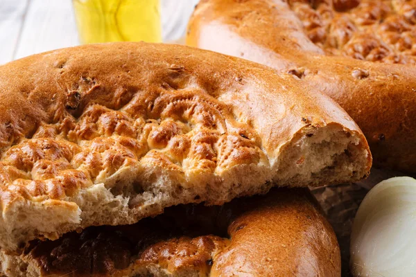 碎新鲜烤洋葱扁平面包上的面包 — 图库照片