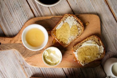 Tam tahıllı ekmek, tereyağlı ve ballı.