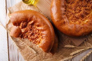 Kırık taze soğan ve düz ekmek manzarası.