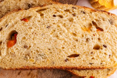 Bir dilim mısır ve balkabağı ekmeğine yaklaş.