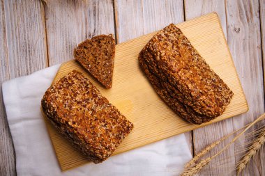 Dilimlenmiş unsuz tahıllı ekmeğin en üst görüntüsü 