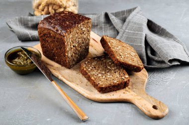 Dilimlenmiş çavdar ekmeği ve pesto sosu.