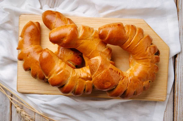 Ovanifrån på tre nybakade bagelbullar — Stockfoto