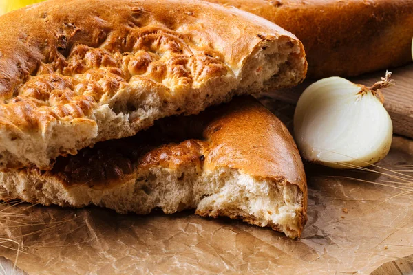 Szekrény törött frissen sült hagymás lapos kenyéren — Stock Fotó