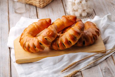 Üç taze çöreğe yan bakış.