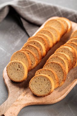 Ahşap tahtada kurutulmuş ekmek üzerine yakın plan.