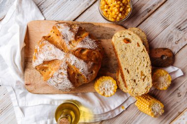 Dilimlenmiş taze mısır ve balkabağı ekmeği