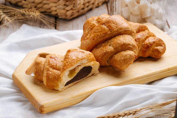 Detailní záběr na francouzský croissant s čokoládovou náplní — Stock fotografie