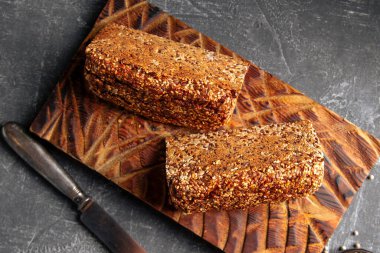 Dilimlenmiş unsuz tahıllı ekmeğin en üst görüntüsü 