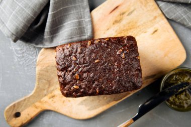 Bir somun çavdar ekmeği ve pesto sosu.