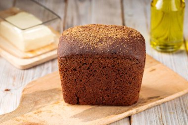 Ahşap kesme tahtasının üzerinde çavdar ekmeği.