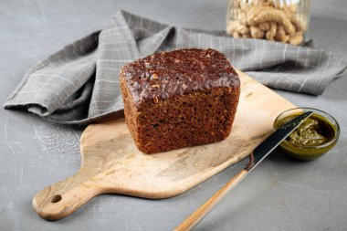 Bir somun çavdar ekmeği ve pesto sosu.