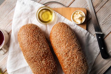 Buğday somunları ve çavdar ekmeğinin üst manzarası