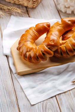 Tahta kesme tahtasının üzerinde taze pişmiş çörek.