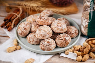 Tahta masada Rus zencefilli kurabiye.