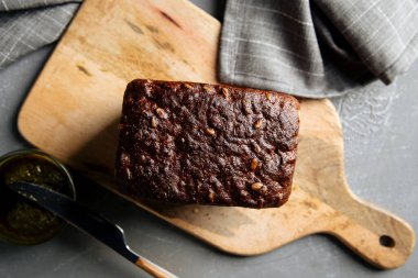 Bir somun çavdar ekmeği ve pesto sosu.