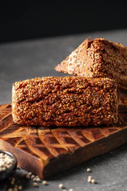 Dilimlenmiş unsuz tahıllı ekmeğe yaklaş. 