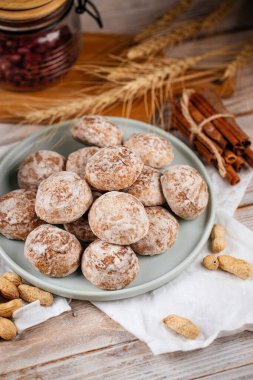 Tahta masada Rus zencefilli kurabiye.