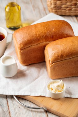 Ekmek şeklinde tereyağlı beyaz tuğlalar.