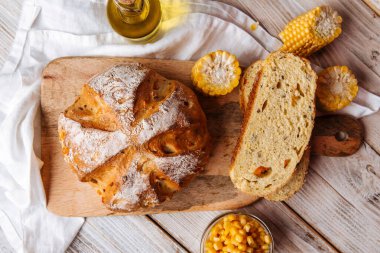 Dilimlenmiş taze mısır ve balkabağı ekmeği