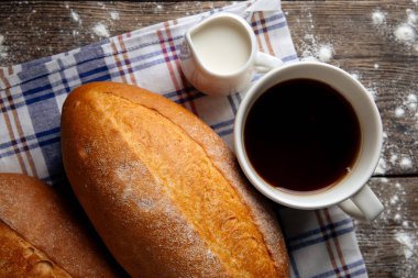 Kahveli mayasız ekmek somunlarına yaklaş.