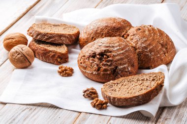 Çavdar ekmeğinde yan görüş Tahta masada cevizli ekmek