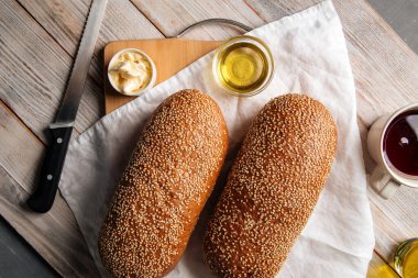 Buğday somunları ve çavdar ekmeğinin üst manzarası