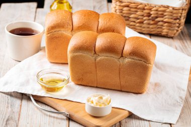 Bir somun taze pişmiş buğday ekmeği.