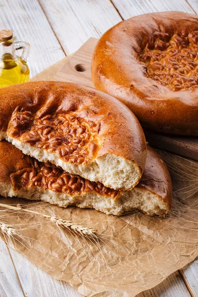 Gebrochenes Zwiebelfladenbrot auf dem Holzboden — Stockfoto