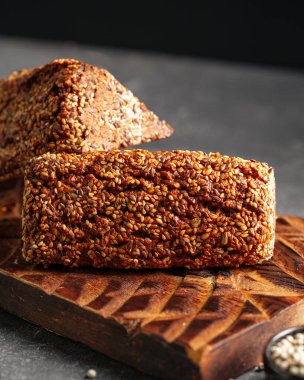 Dilimlenmiş unsuz tahıllı ekmeğe yaklaş. 