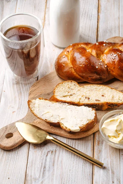 Oldalnézet édes mazsola zsemle copfos kenyér — Stock Fotó