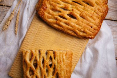 Fırınlanmış elma ve fındıklı turta