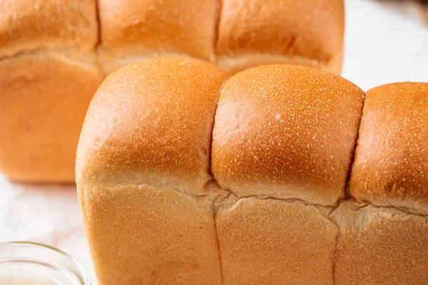 Loafs de pan de trigo recién horneado — Foto de Stock