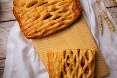 Fırınlanmış elma ve fındıklı turta