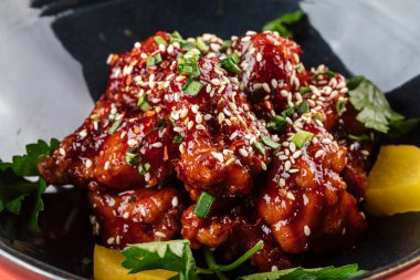 Baharatlı soslu Asya soslu tavuk.