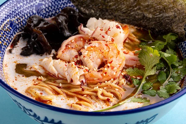 Asiática ebi ramen sopa de fideos con camarones — Foto de Stock