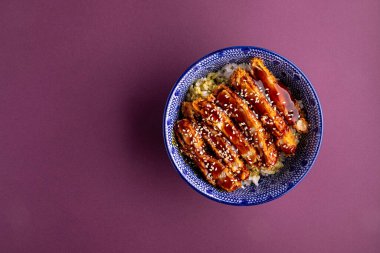 Katsudon kase içinde pilavlı kızarmış tavuk.