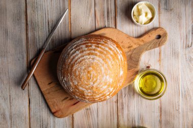 Ahşap masada bir somun zeytinyağı ekmeği