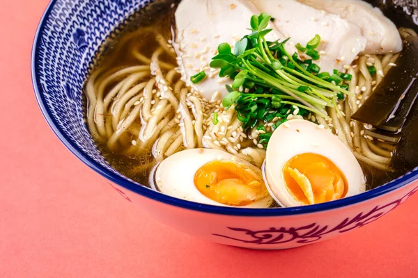 Sopa de fideos Shio ramen con pollo y huevos — Foto de Stock