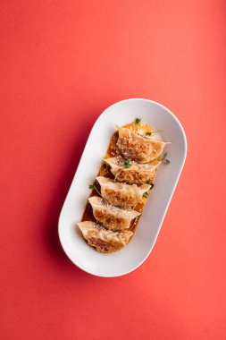 Pembe soya soslu Japon gedza köftesi.