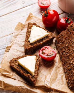 Peynirli ve kahveli unsuz tahıllı ekmek.