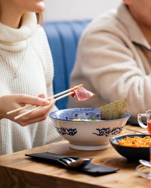 Çubuklu Japon erişte çorbası içiyorum.