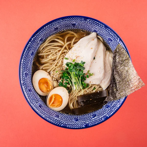 Sopa de fideos Shio ramen con pollo y huevos — Foto de Stock