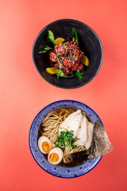 Shio ramen erişte çorbası ve Asya baharatlı tavuk.