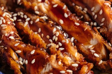 Katsudon kase içinde pilavlı kızarmış tavuk.